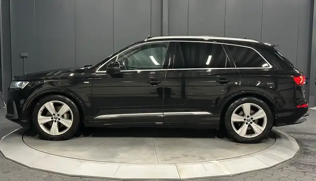 Audi Q7 view 2