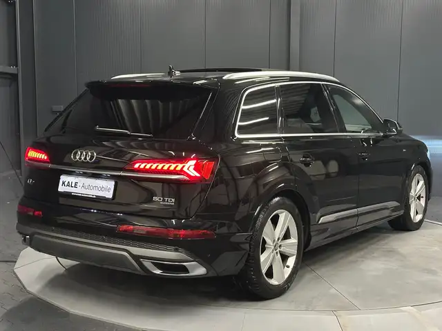 Audi Q7 view 5