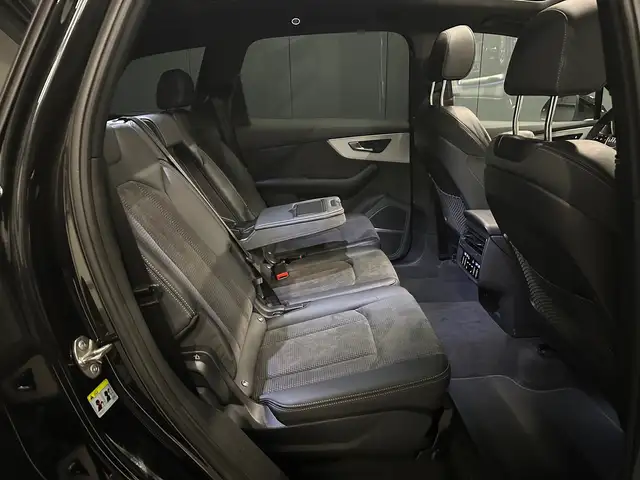 Audi Q7 view 27