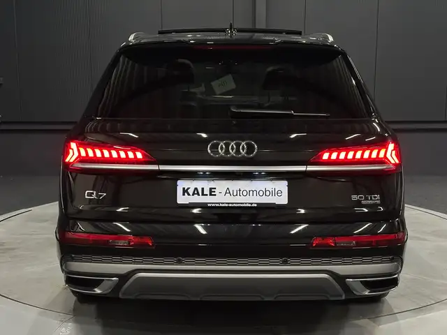 Audi Q7 view 4