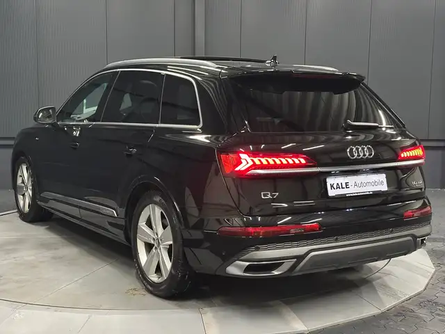 Audi Q7 view 3