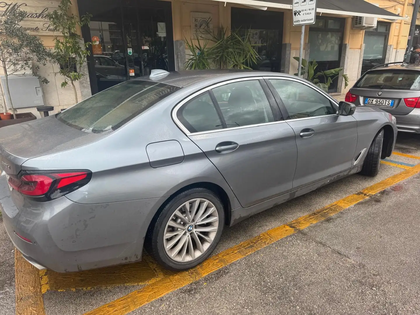 BMW 520 Serie 5 G30 2020 Berlina 48V Luxury auto Grigio - 2
