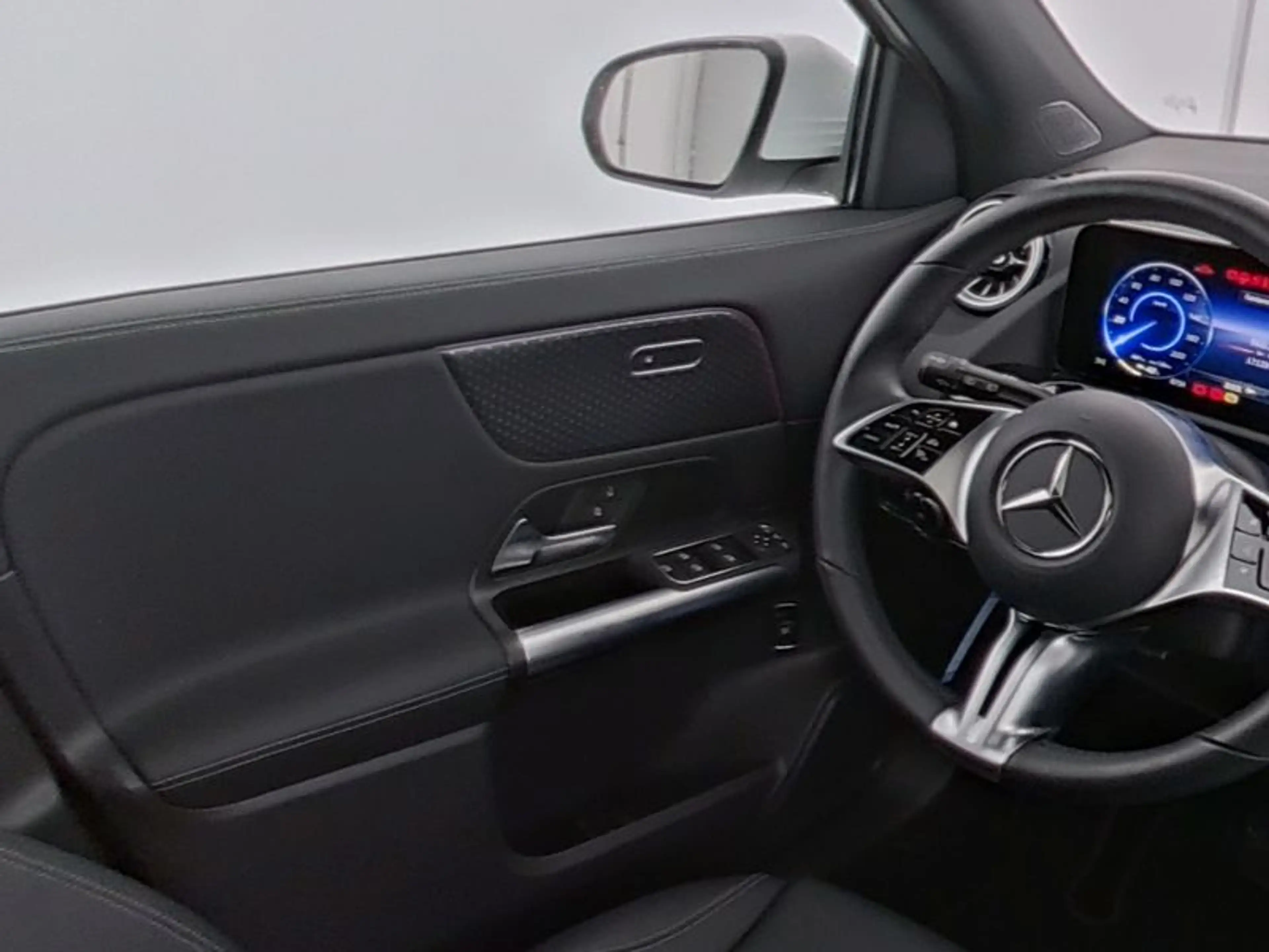 Mercedes-Benz EQA 300 4M Progressive/LED/Cam/Pano/Totw/Winter — photo 9