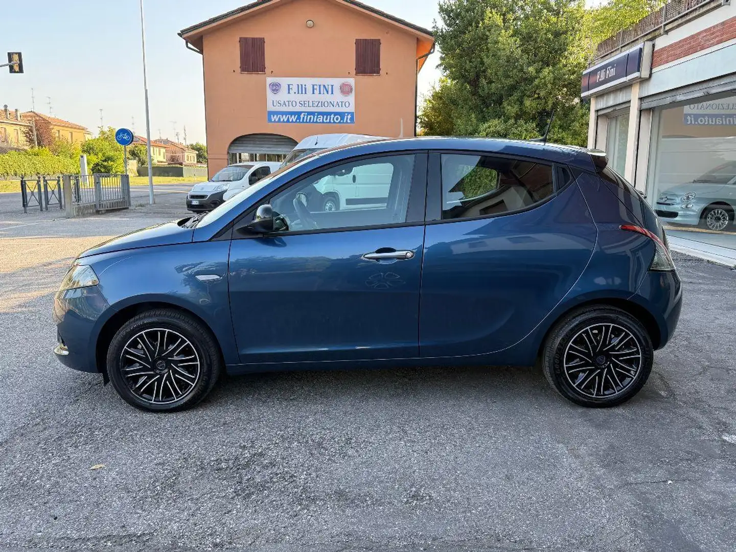 Lancia Ypsilon 1.0 FireFly 5p.S&S Hybryd Gold Bleu - 2