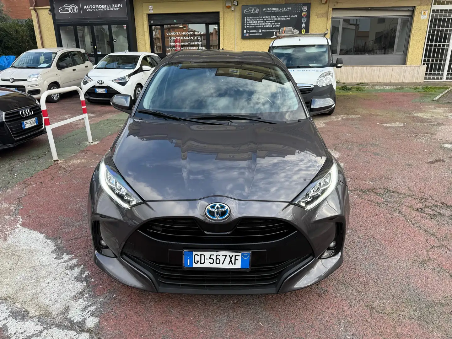 Toyota Yaris 1.5 Lounge HYBRID *AUTOMATICA* Grijs - 2