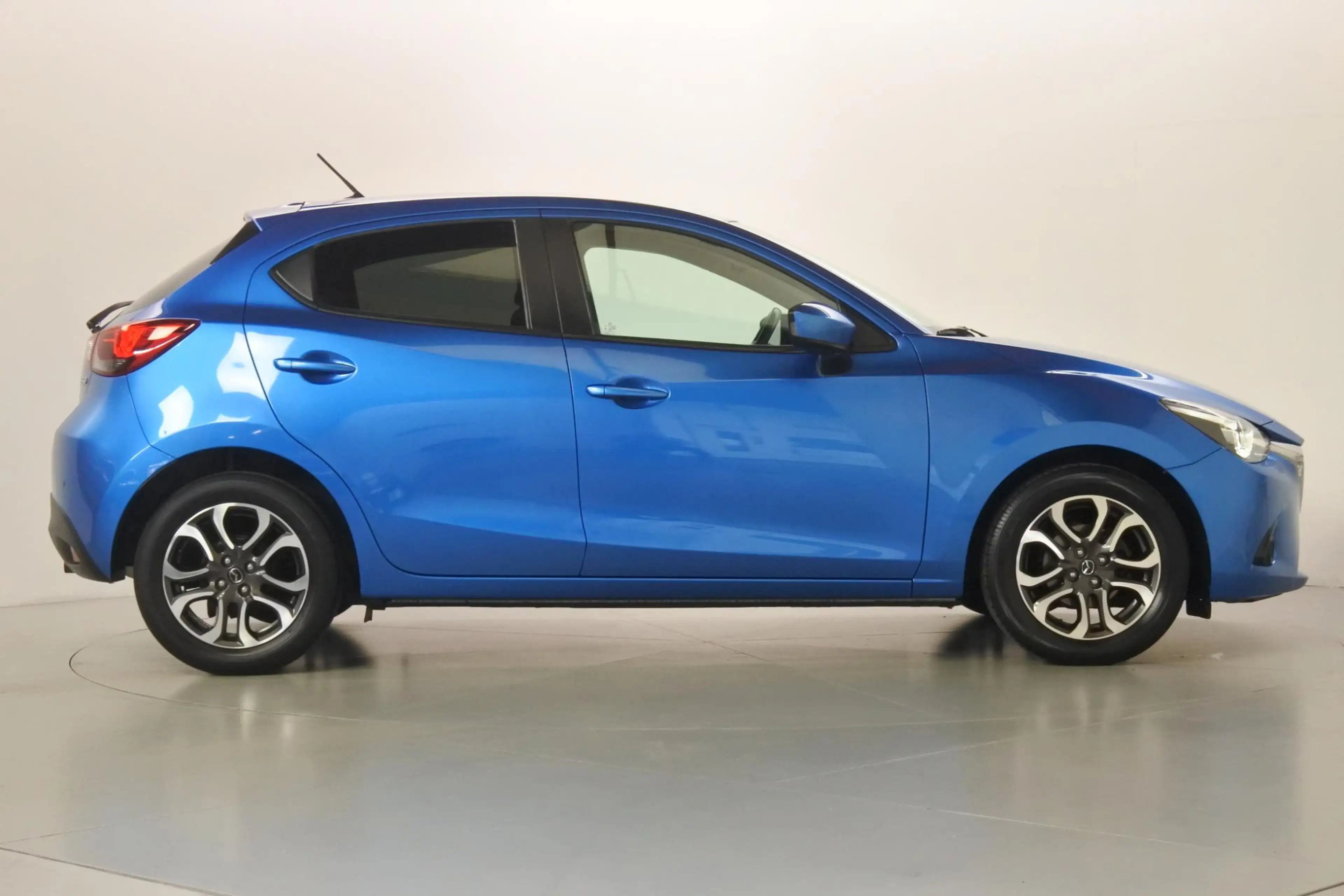 Mazda 2 1.5 90pk Nakama LED — photo 12