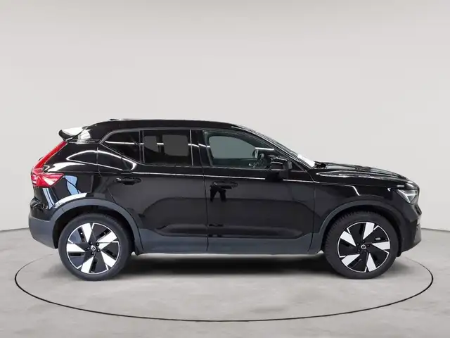 Volvo XC40 view 3