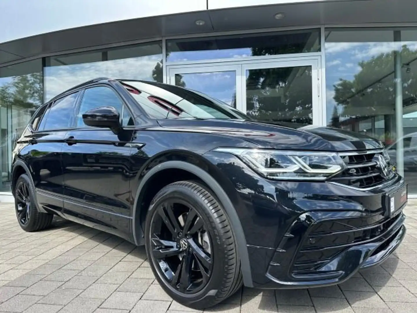 Volkswagen Tiguan Allspace R-Line ACC Matrix LED AHK Pano D Zwart - 2