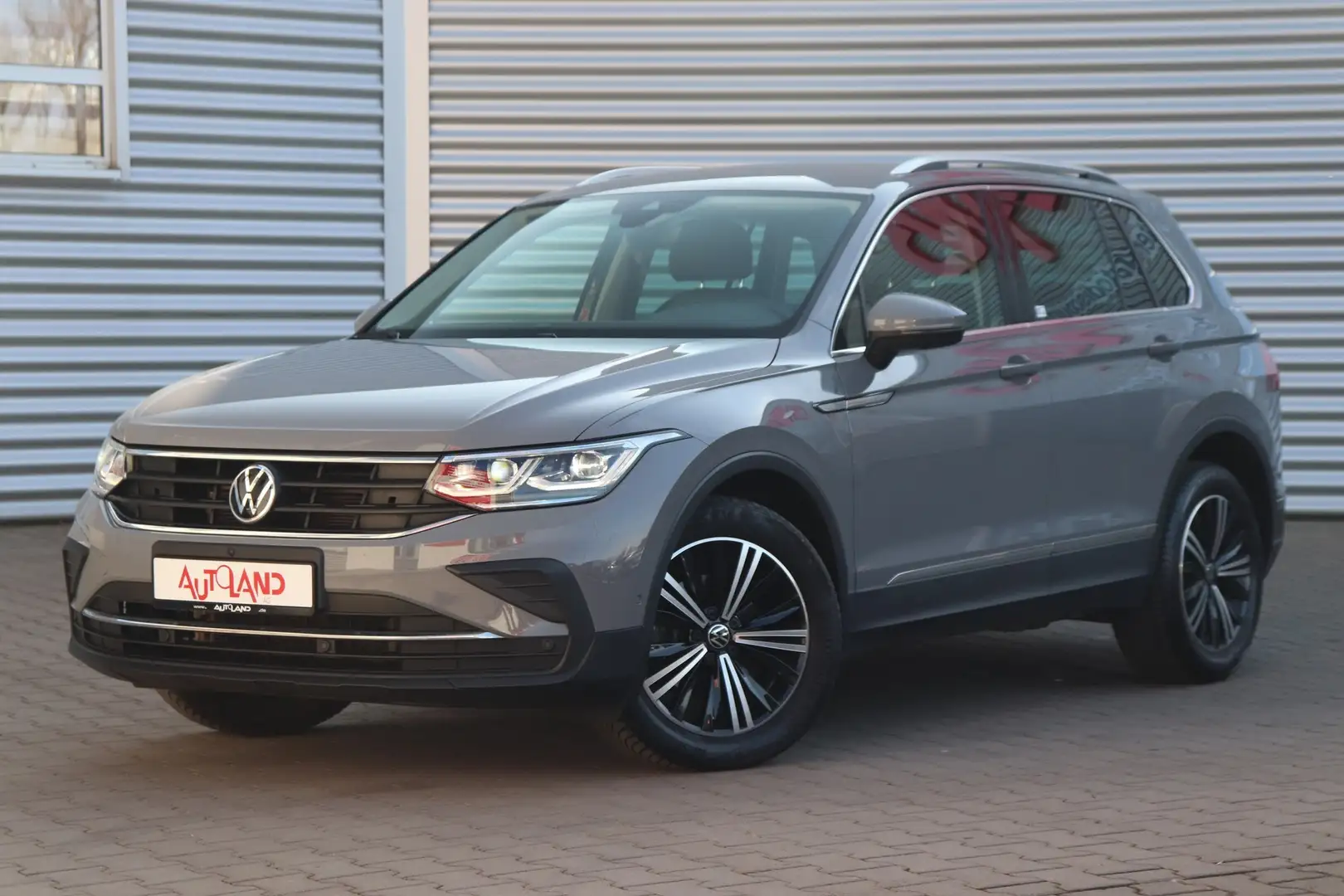 Volkswagen Tiguan 1.5 TSI Life LED ACC App-Connect AHK Grijs - 1