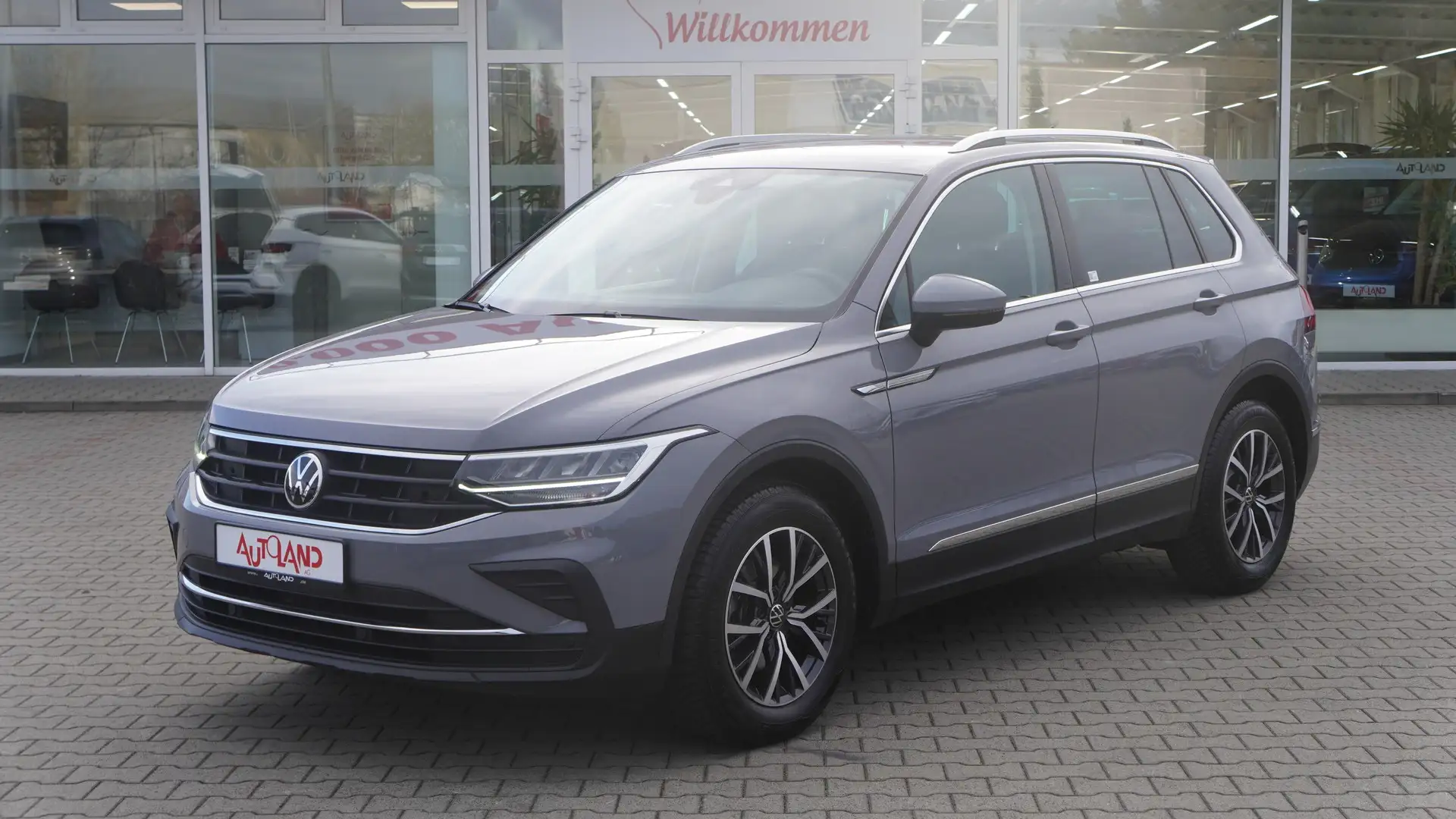 Volkswagen Tiguan 1.5 TSI Life LED Navi ACC AHK App-Connect Grau - 2