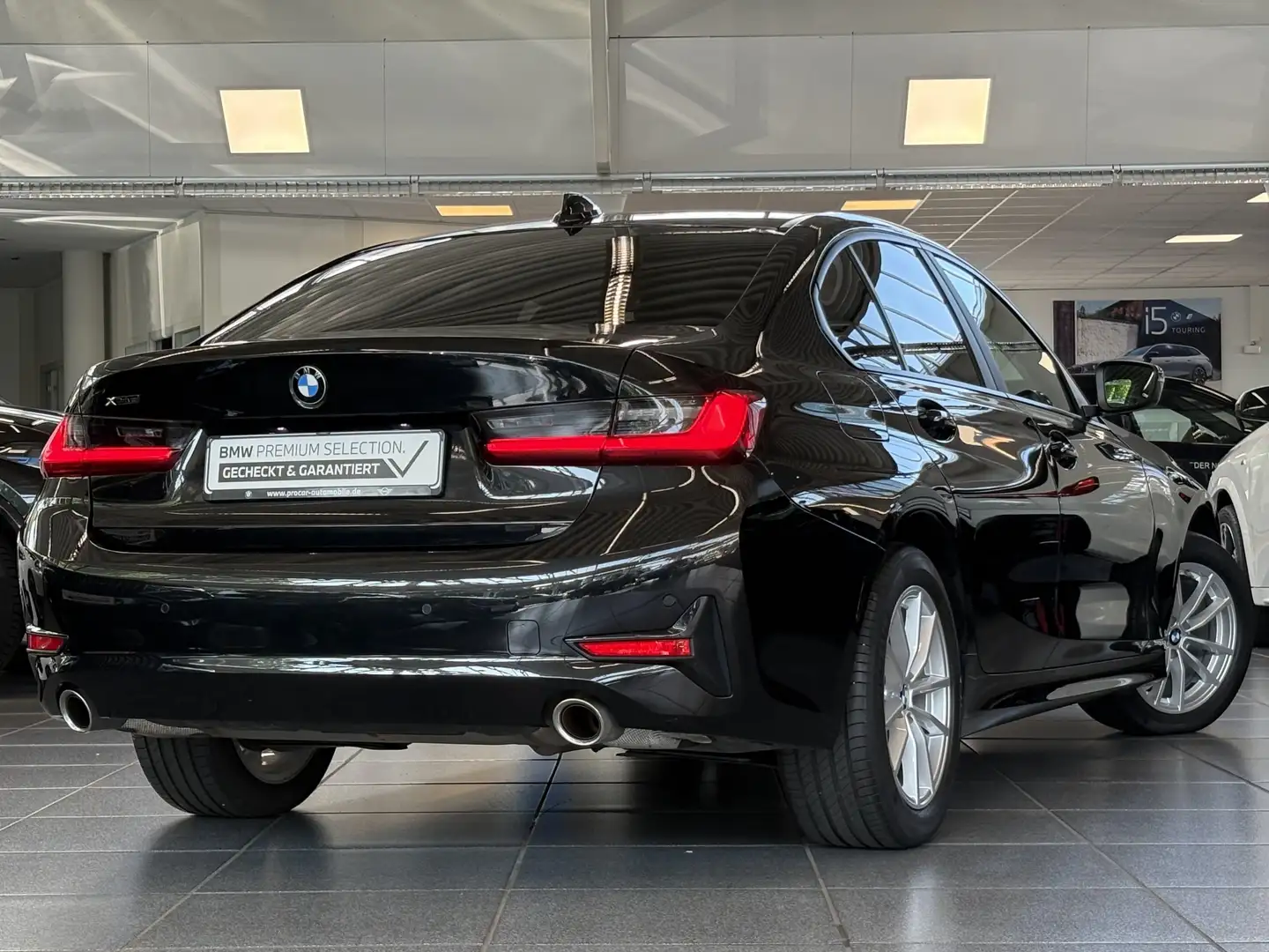 BMW 320 i xDrive Advantage LED PDC HiFi Shz DAB CarPlay Schwarz - 2