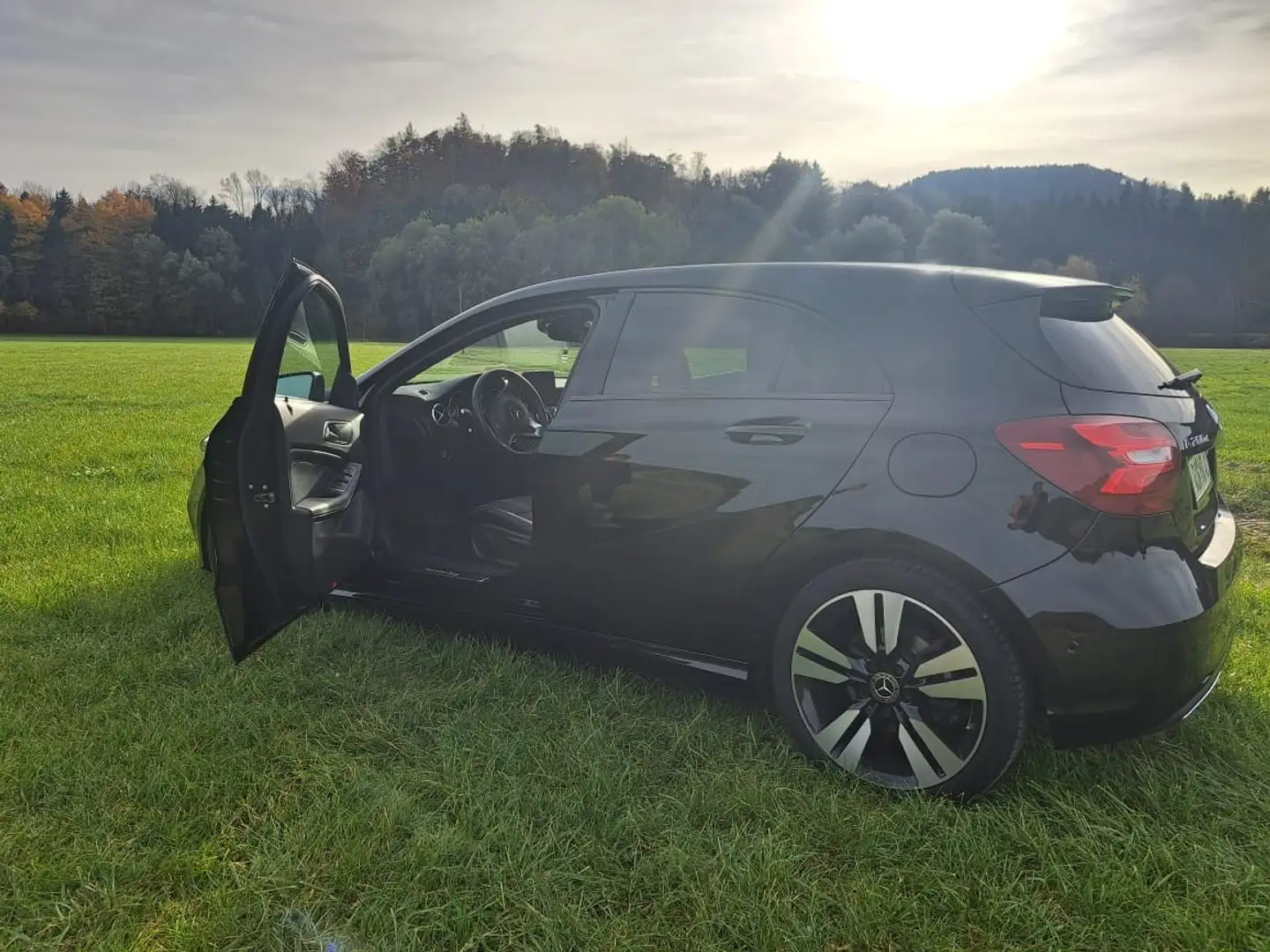 Mercedes-Benz 200 Schwarz - 2