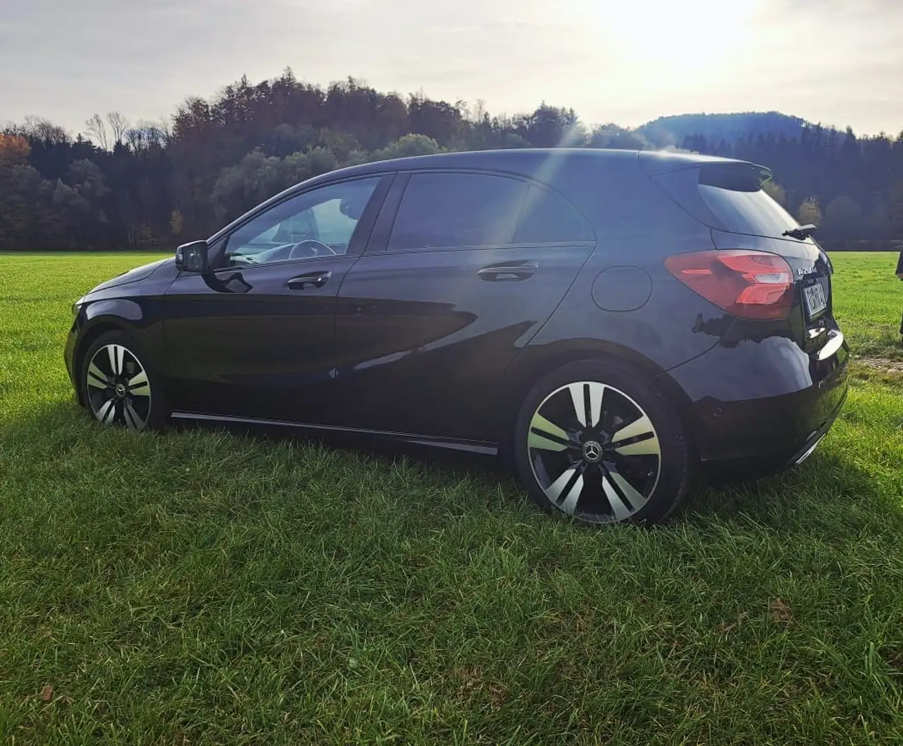 Mercedes-Benz 200 Schwarz - 1