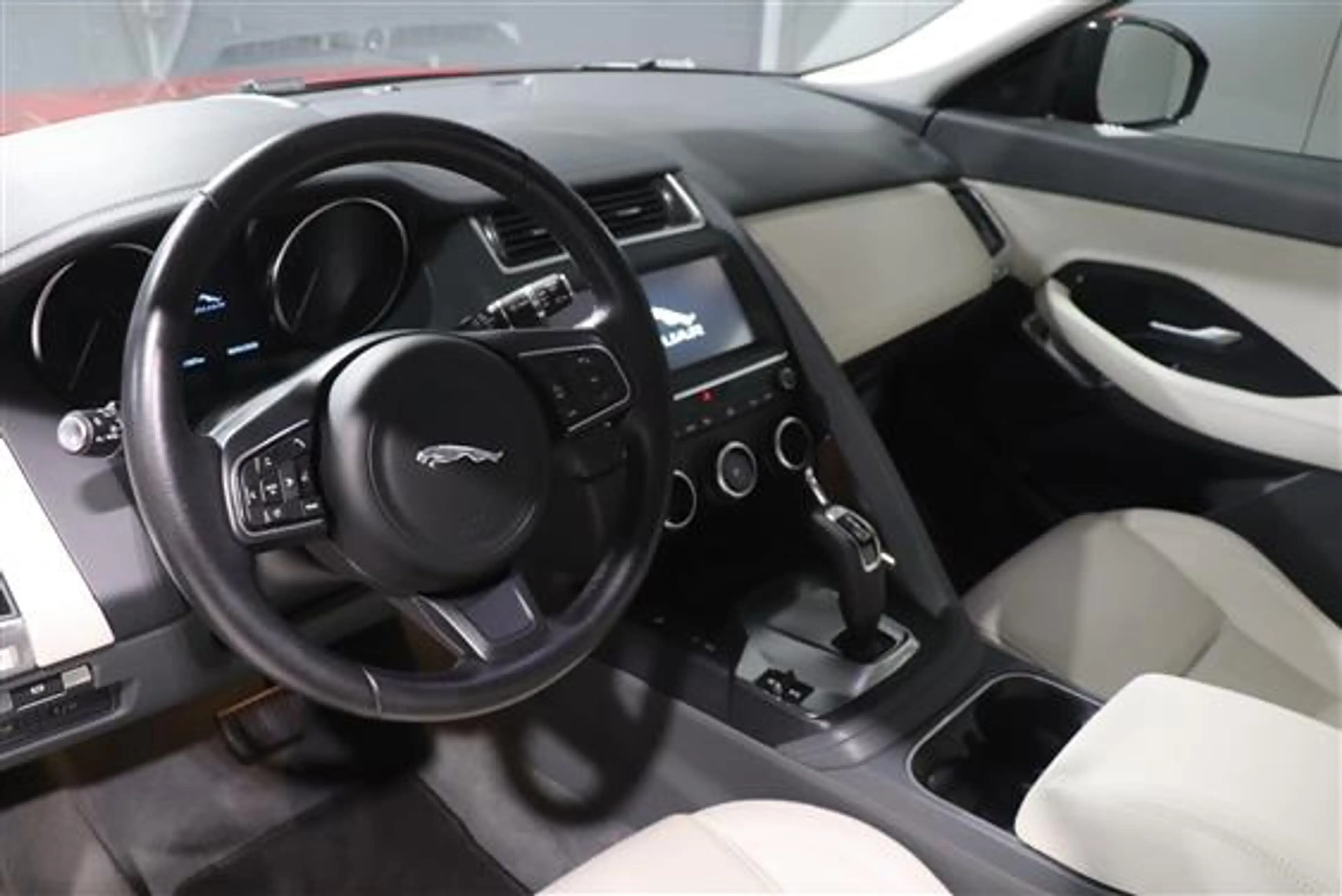 Jaguar E-Pace P200 2.0 AWD A/T — photo 8