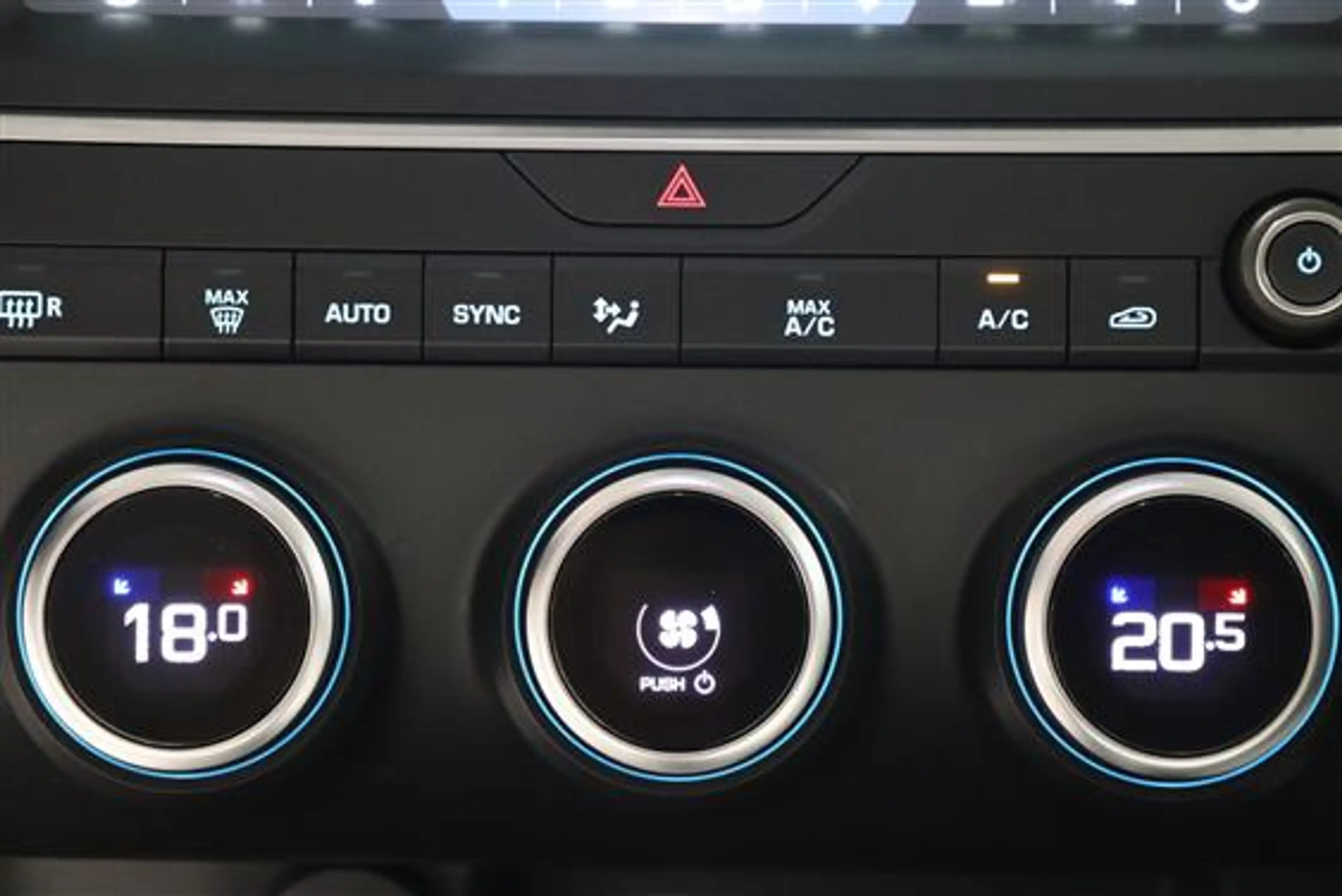 Jaguar E-Pace P200 2.0 AWD A/T — photo 15