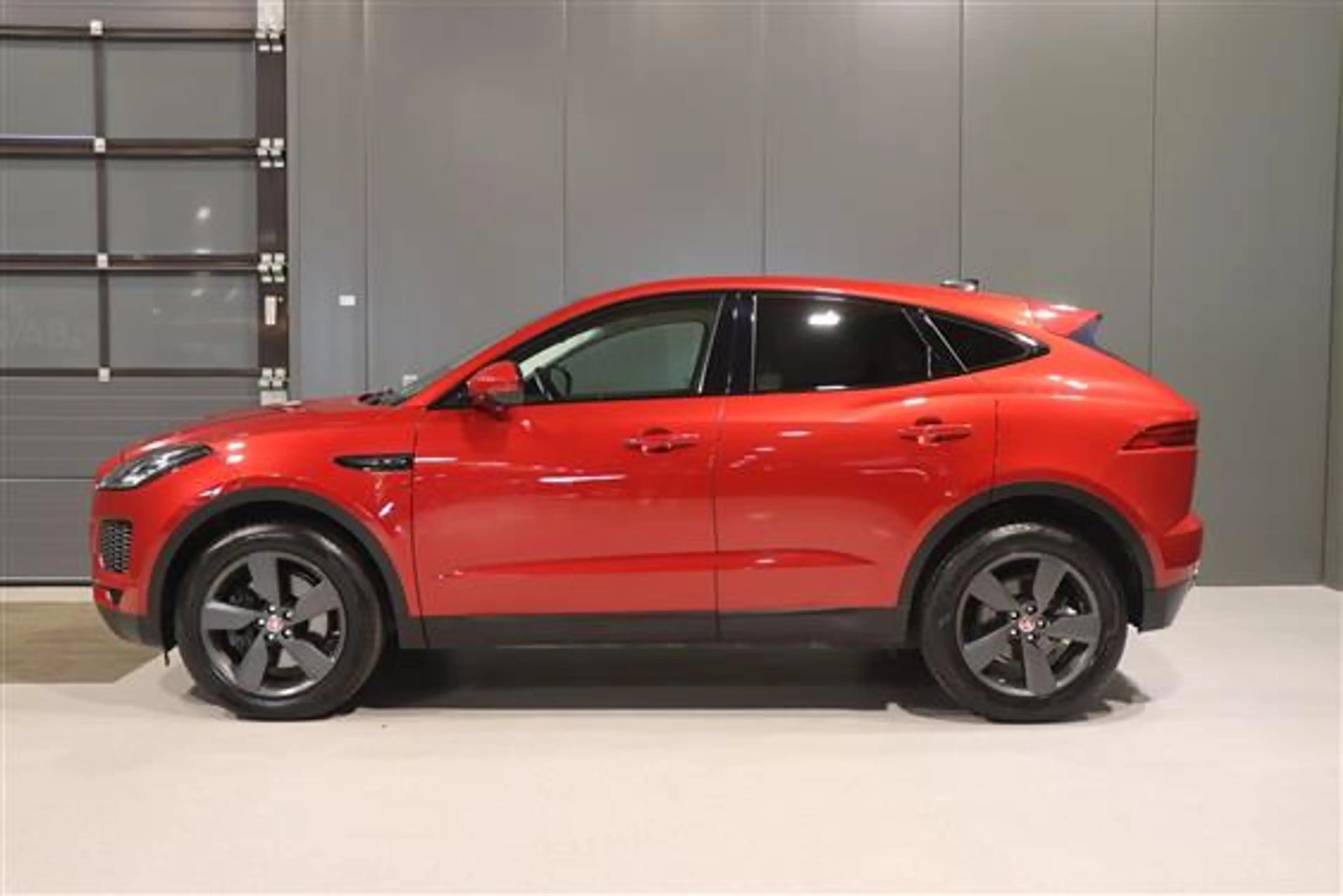 Jaguar E-Pace P200 2.0 AWD A/T — photo 3