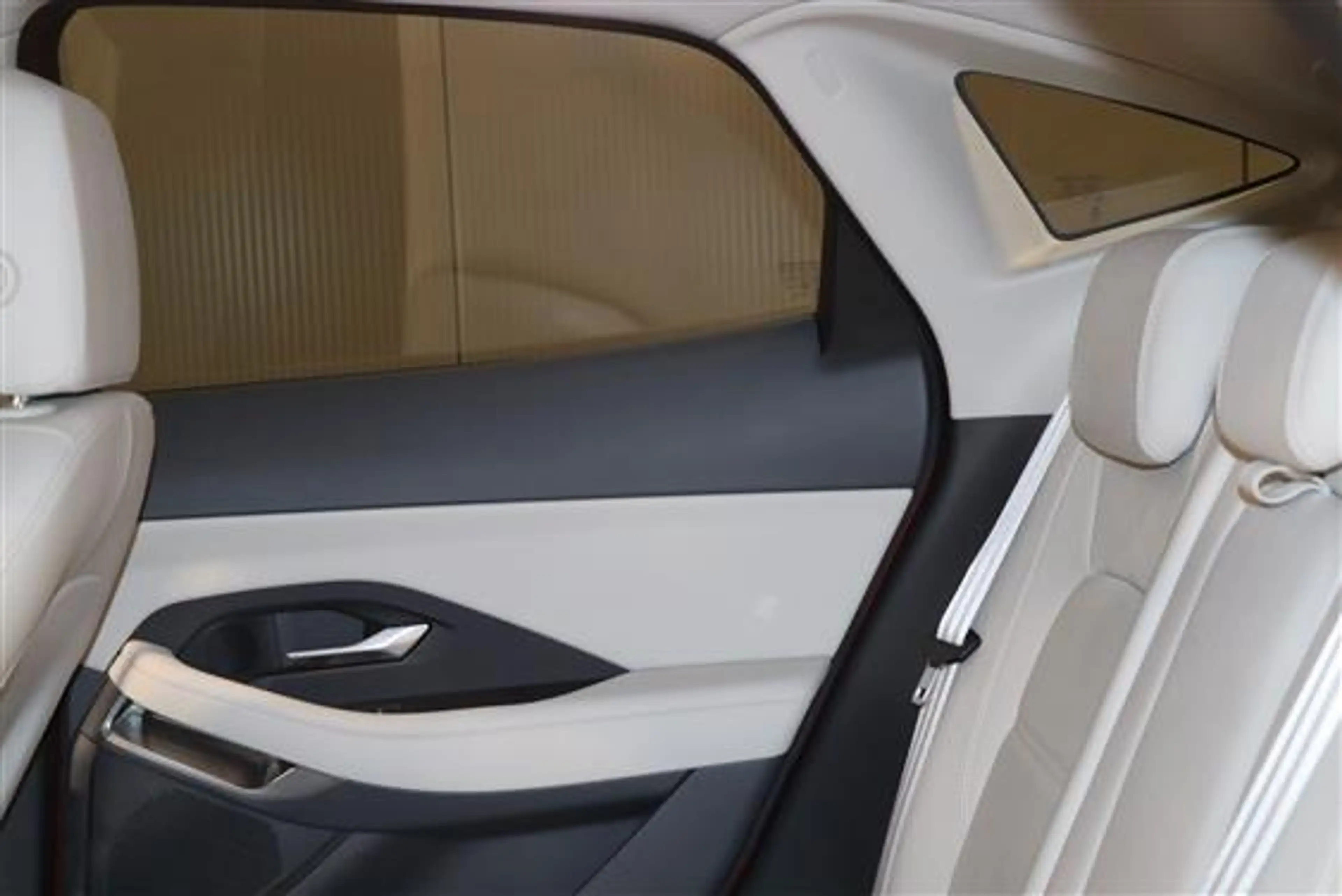 Jaguar E-Pace P200 2.0 AWD A/T — photo 7