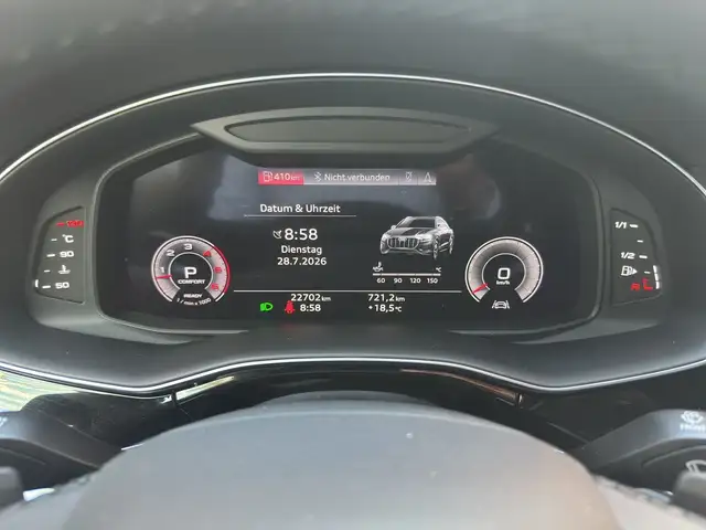Audi Q8 view 10