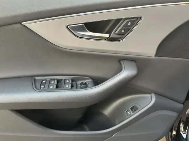 Audi Q8 view 8