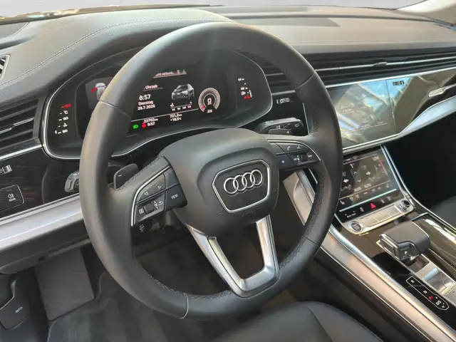Audi Q8 view 9
