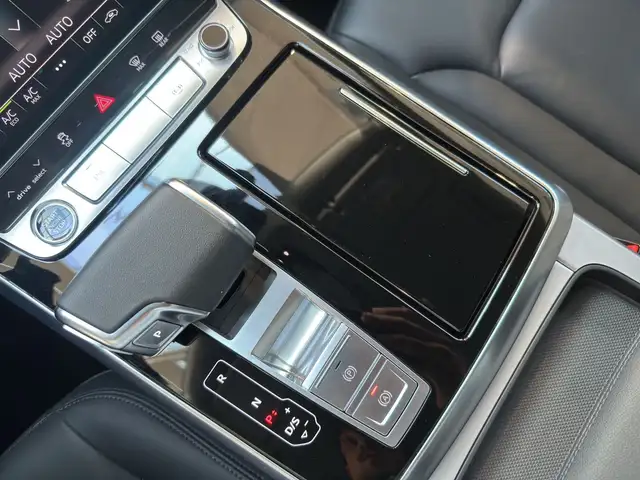 Audi Q8 view 11