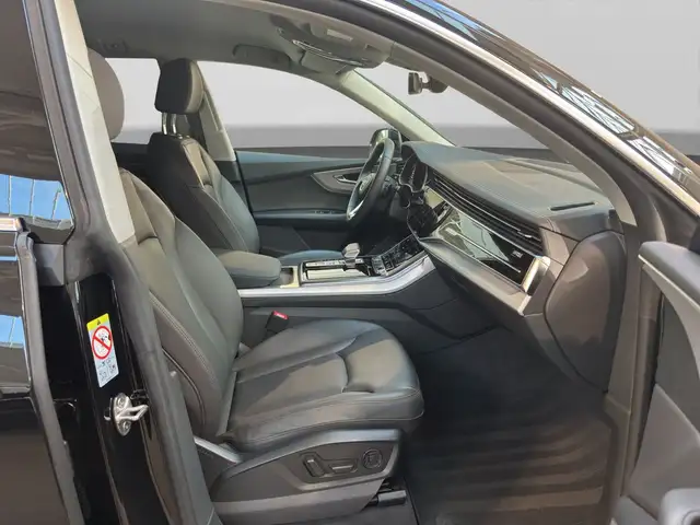 Audi Q8 view 4