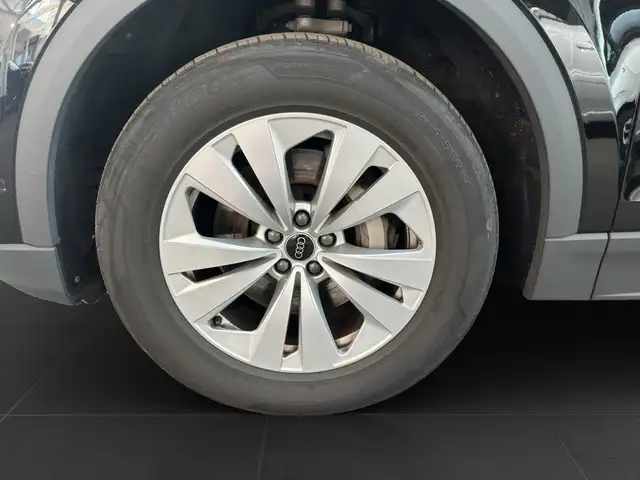 Audi Q8 view 7