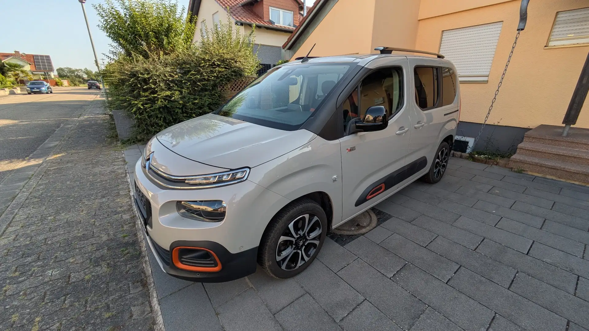 Citroen Berlingo Berlingo M PureTech 130 EAT8SHINE Béžová - 1