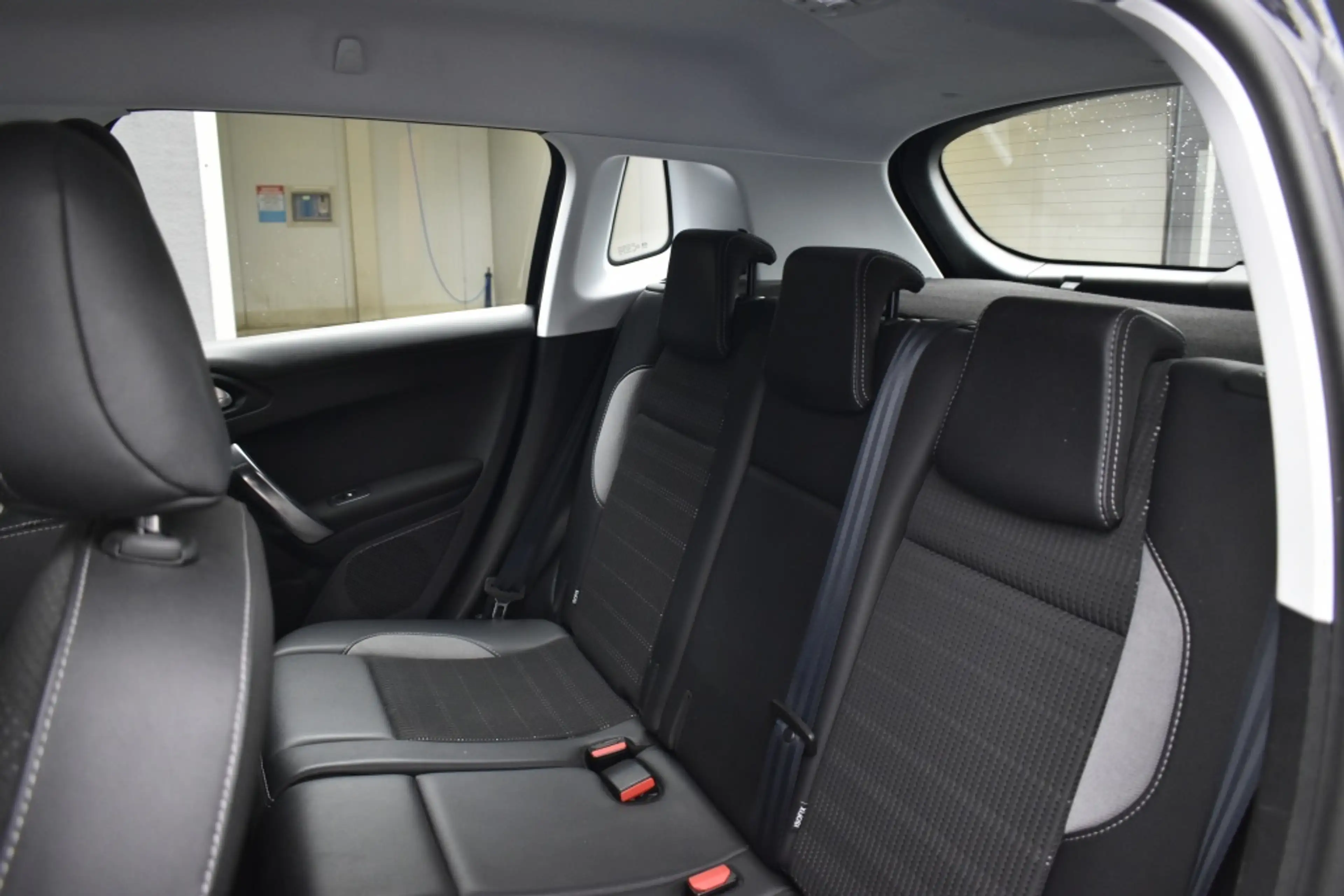 Peugeot 2008 1.2 PureTech Allure/ nieuwe Motor — photo 10