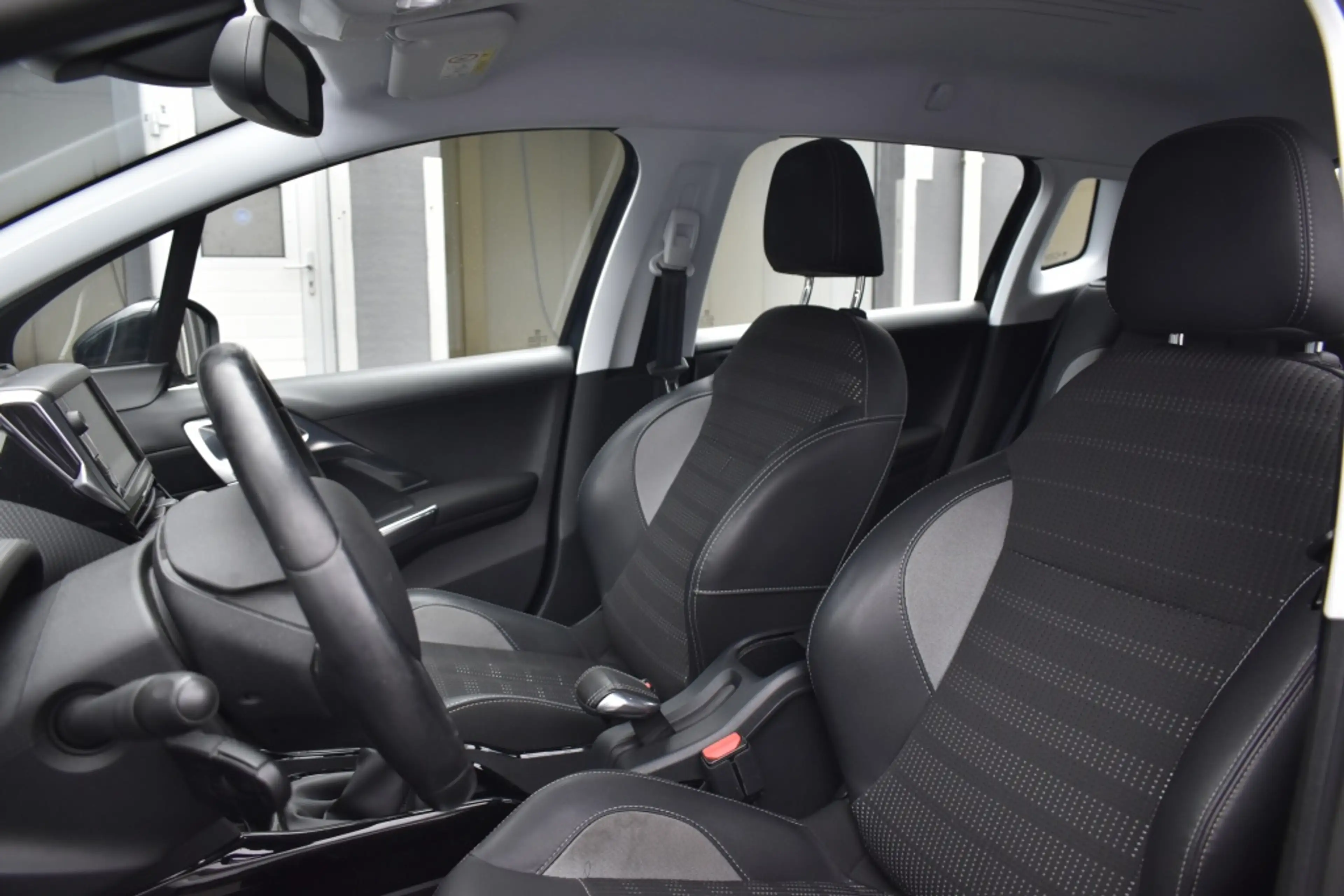 Peugeot 2008 1.2 PureTech Allure/ nieuwe Motor — photo 9