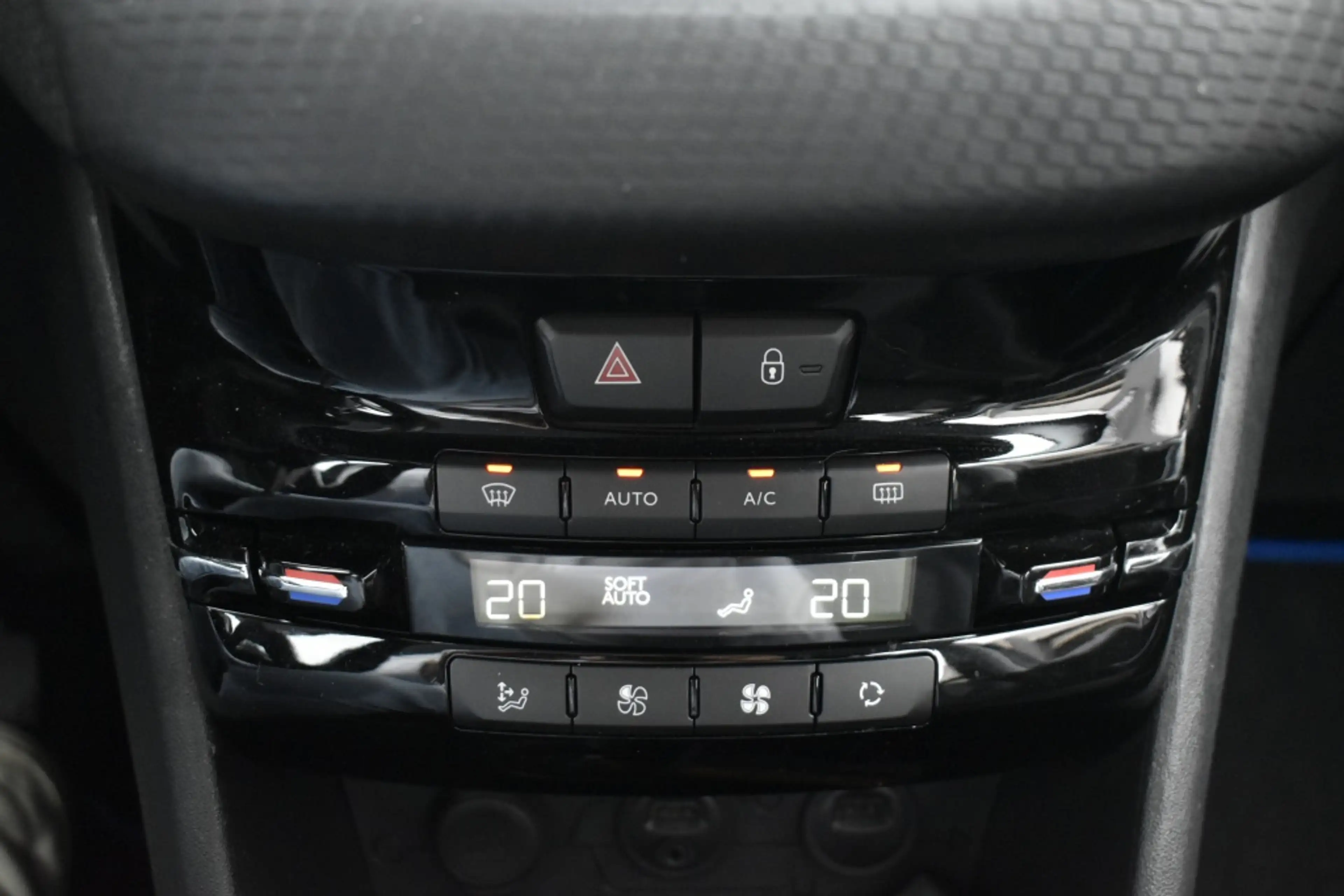 Peugeot 2008 1.2 PureTech Allure/ nieuwe Motor — photo 24