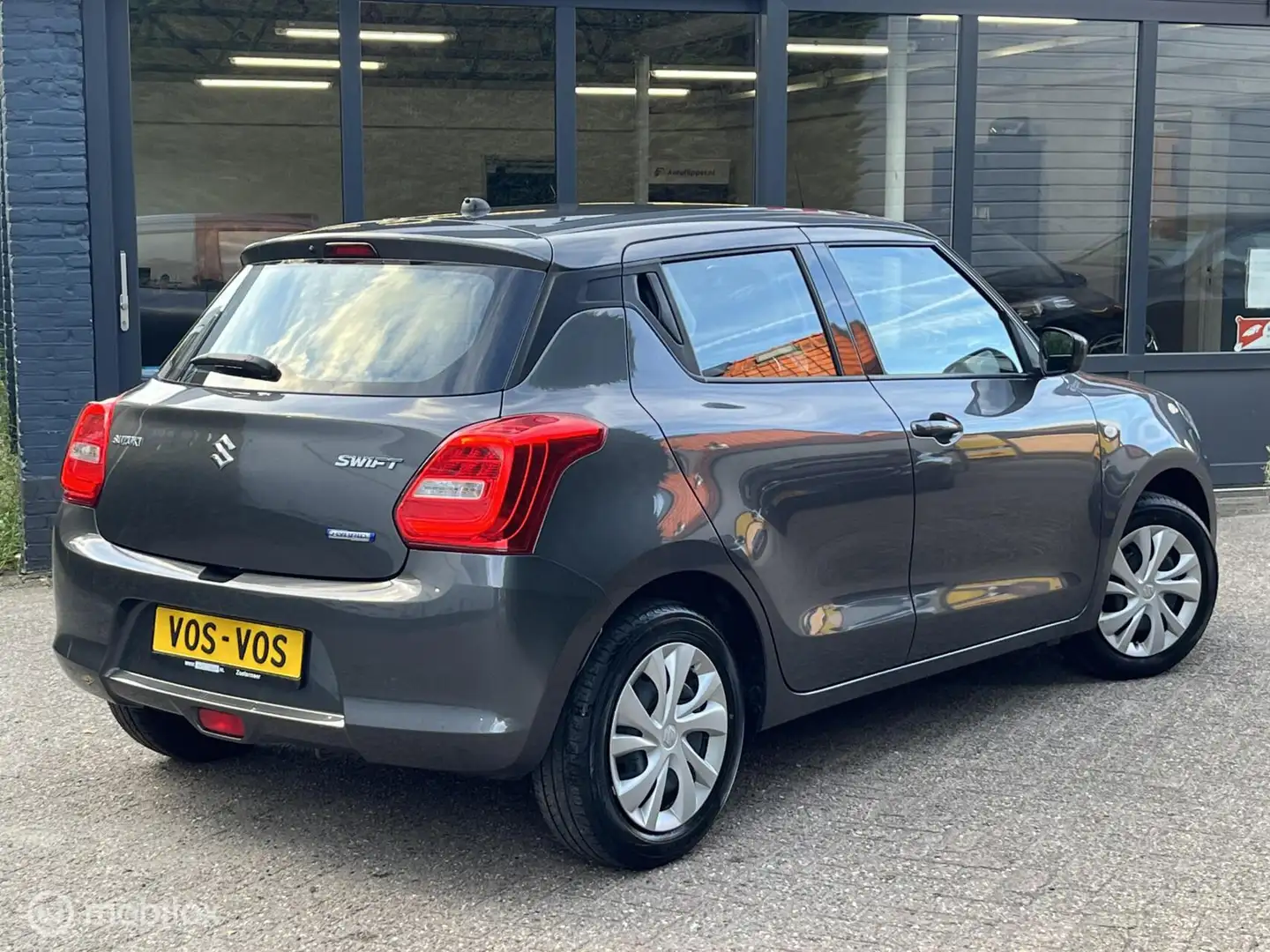 Suzuki Swift 1.2 Comfort Smart Hybrid | Rijklaar Grijs - 2