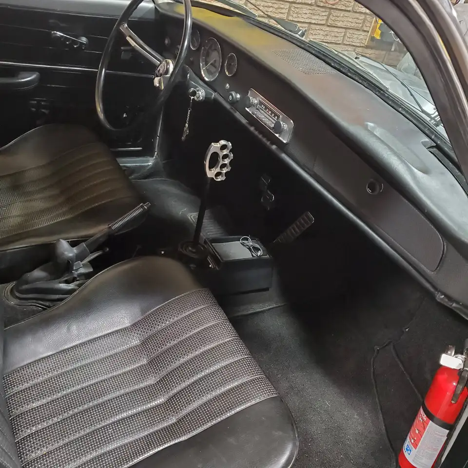 Volkswagen Karmann Ghia снимка Volkswagen Karmann Ghia