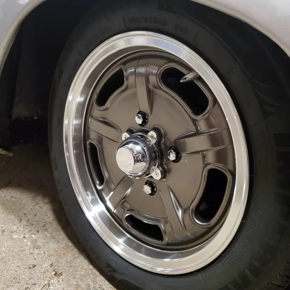 Volkswagen Karmann Ghia снимка Volkswagen Karmann Ghia
