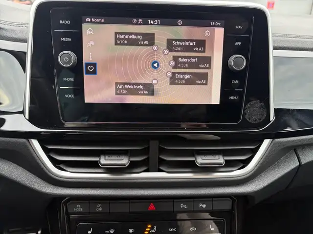 Volkswagen T-Roc view 3