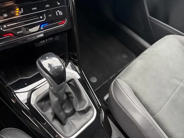 Volkswagen T-Roc view 10