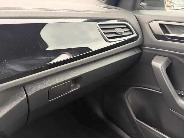 Volkswagen T-Roc view 9