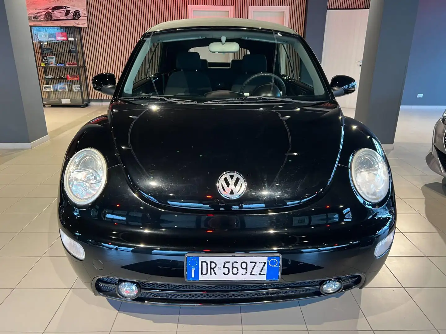 Volkswagen New Beetle 1.6 Cabrio Zwart - 2