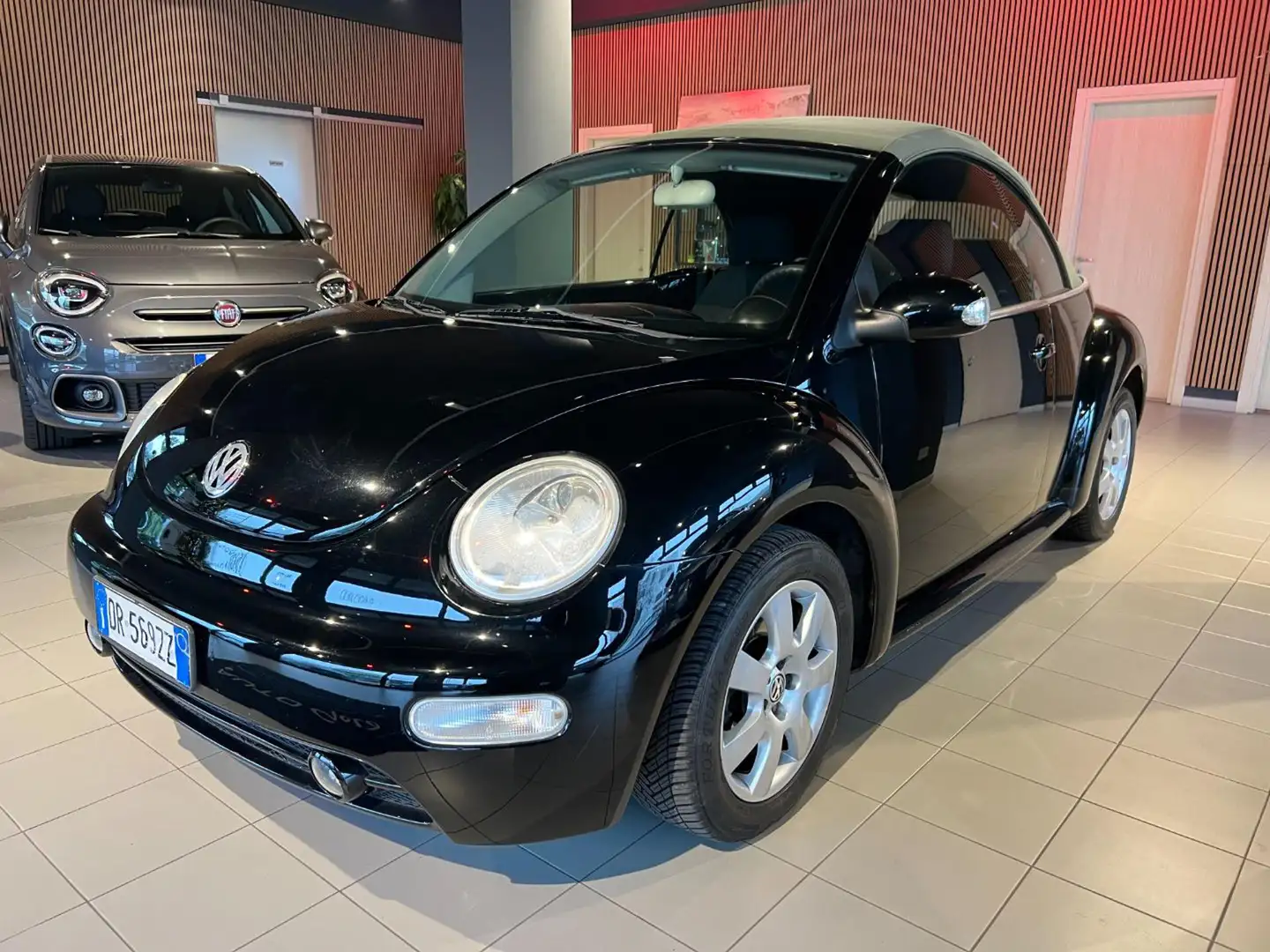 Volkswagen New Beetle 1.6 Cabrio Zwart - 1