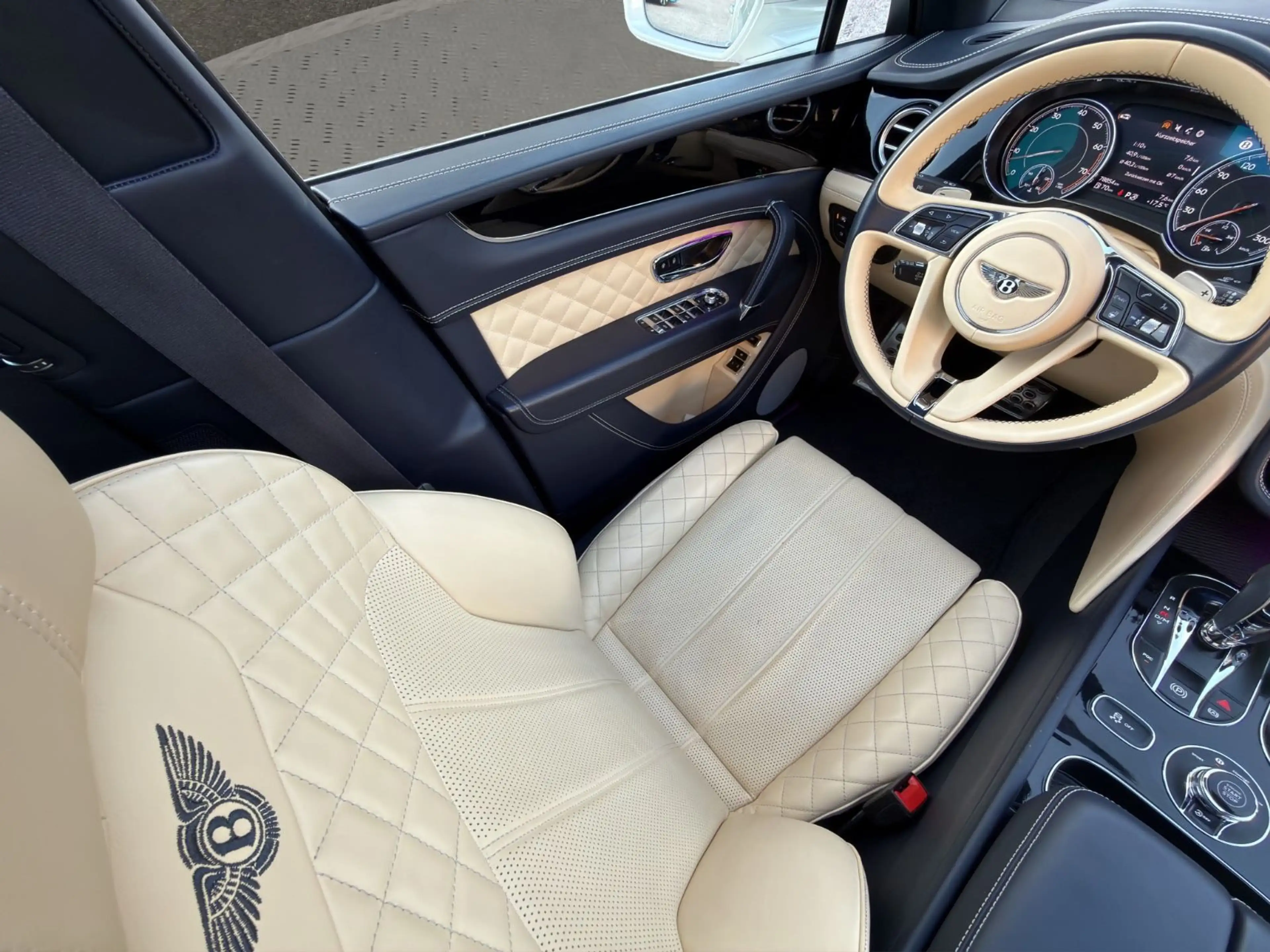 Bentley Bentayga W12 Panorama — photo 13