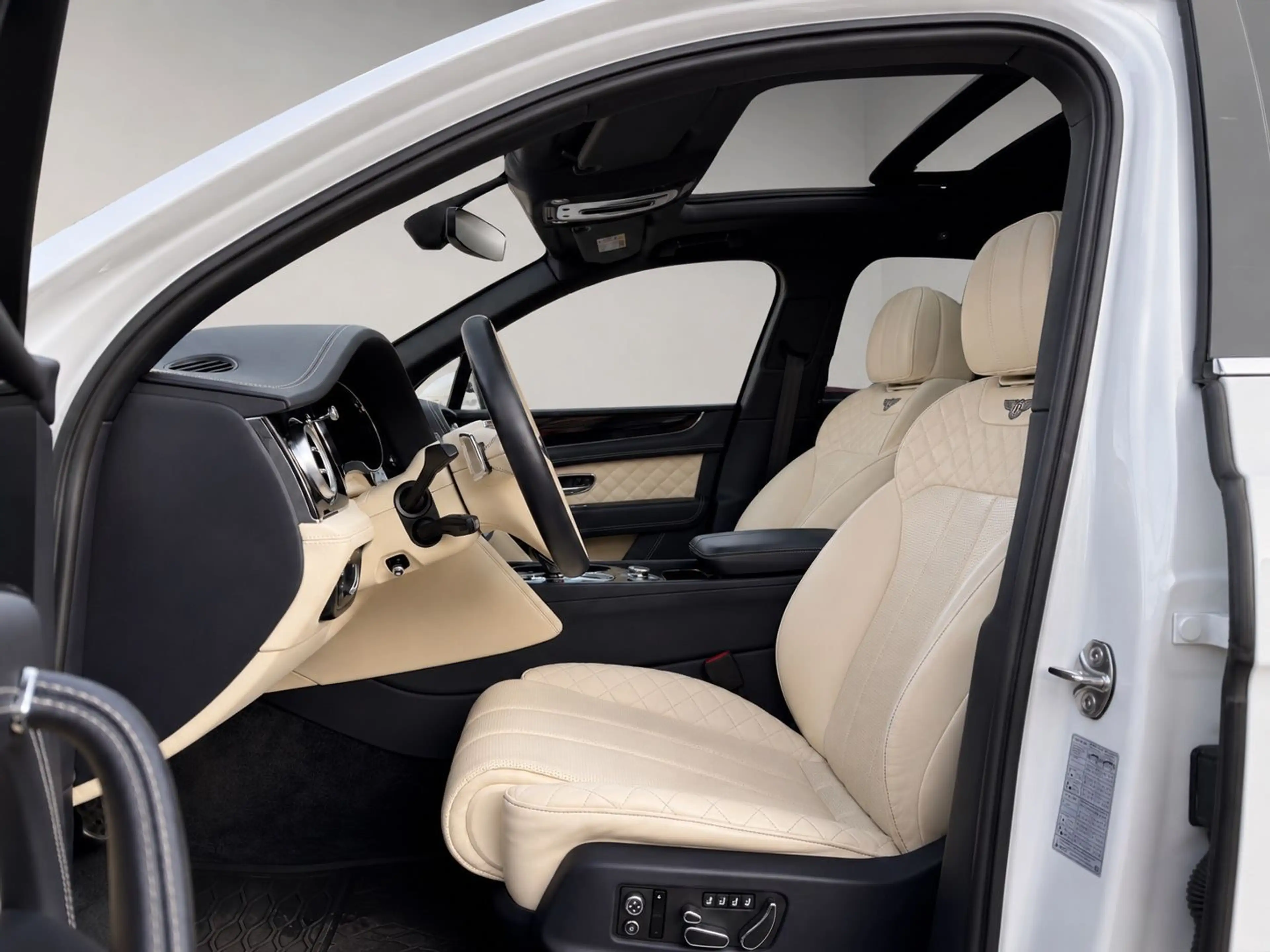 Bentley Bentayga W12 Panorama — photo 9