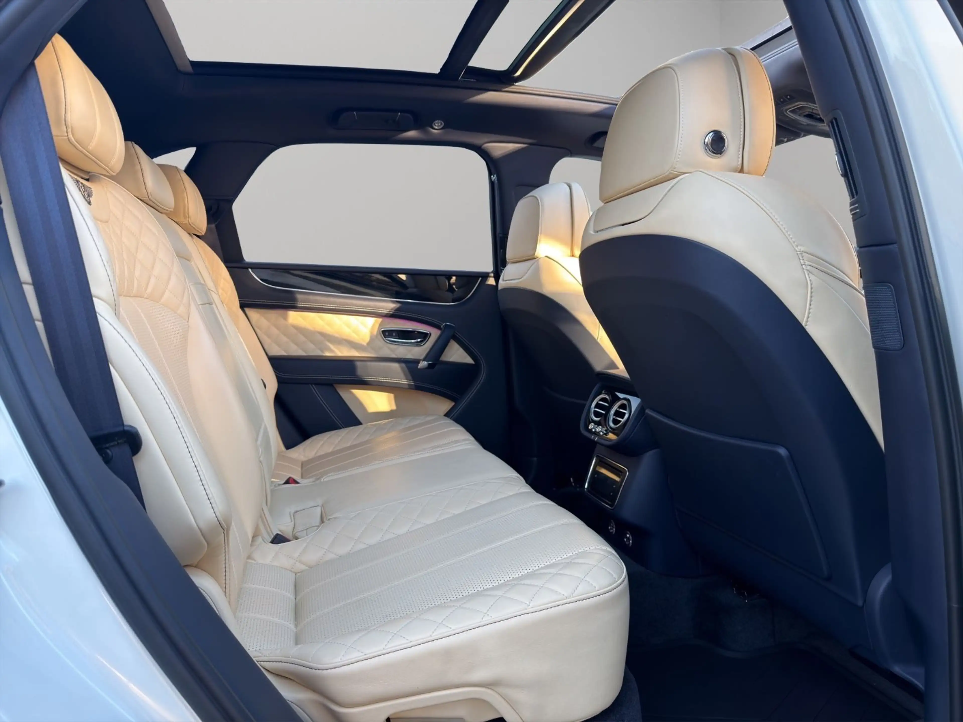 Bentley Bentayga W12 Panorama — photo 11