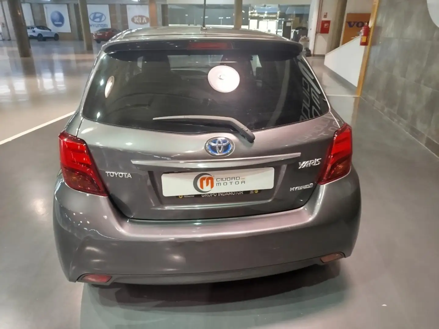 Toyota Yaris 100H 1.5 Active Gris - 2