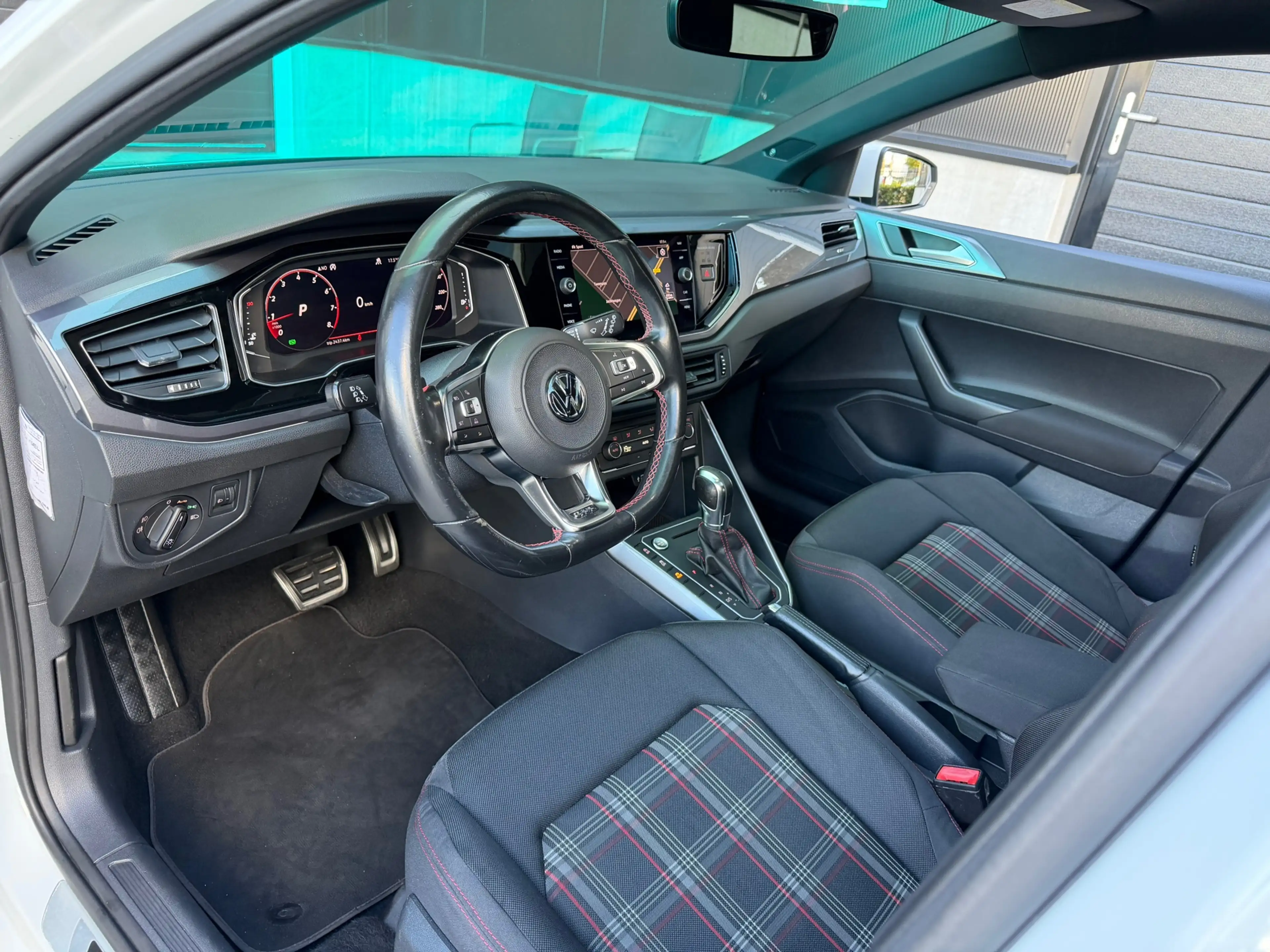 Volkswagen Polo GTI 2.0 TSI DSG / Panorama / Beats / Virtual / Camera — photo 13