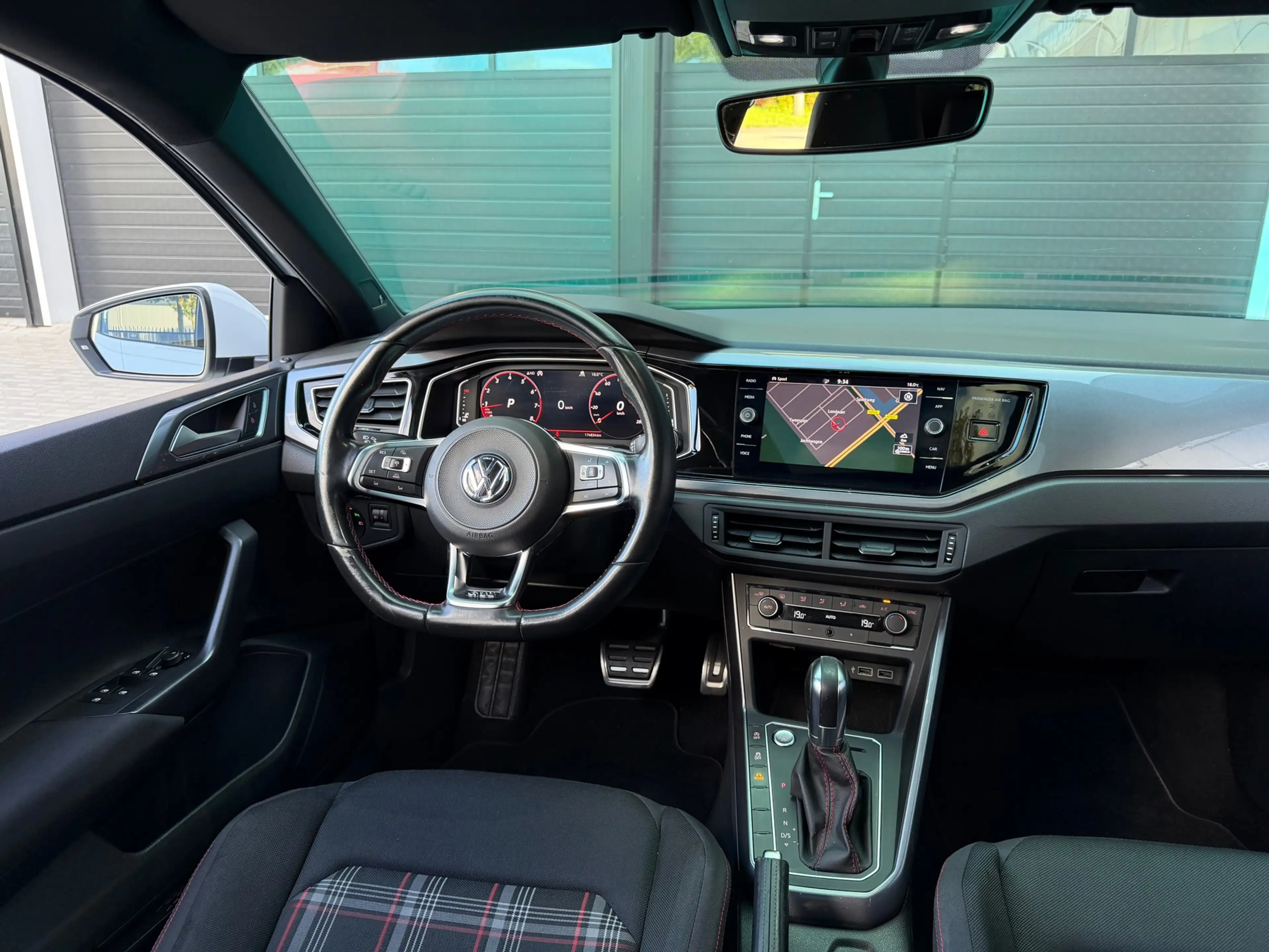Volkswagen Polo GTI 2.0 TSI DSG / Panorama / Beats / Virtual / Camera — photo 11