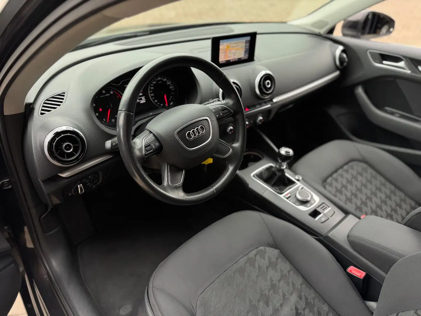 Audi A3 Sportback 1.2 TFSI Attraction Pro Line Airco Navi Braun - 2