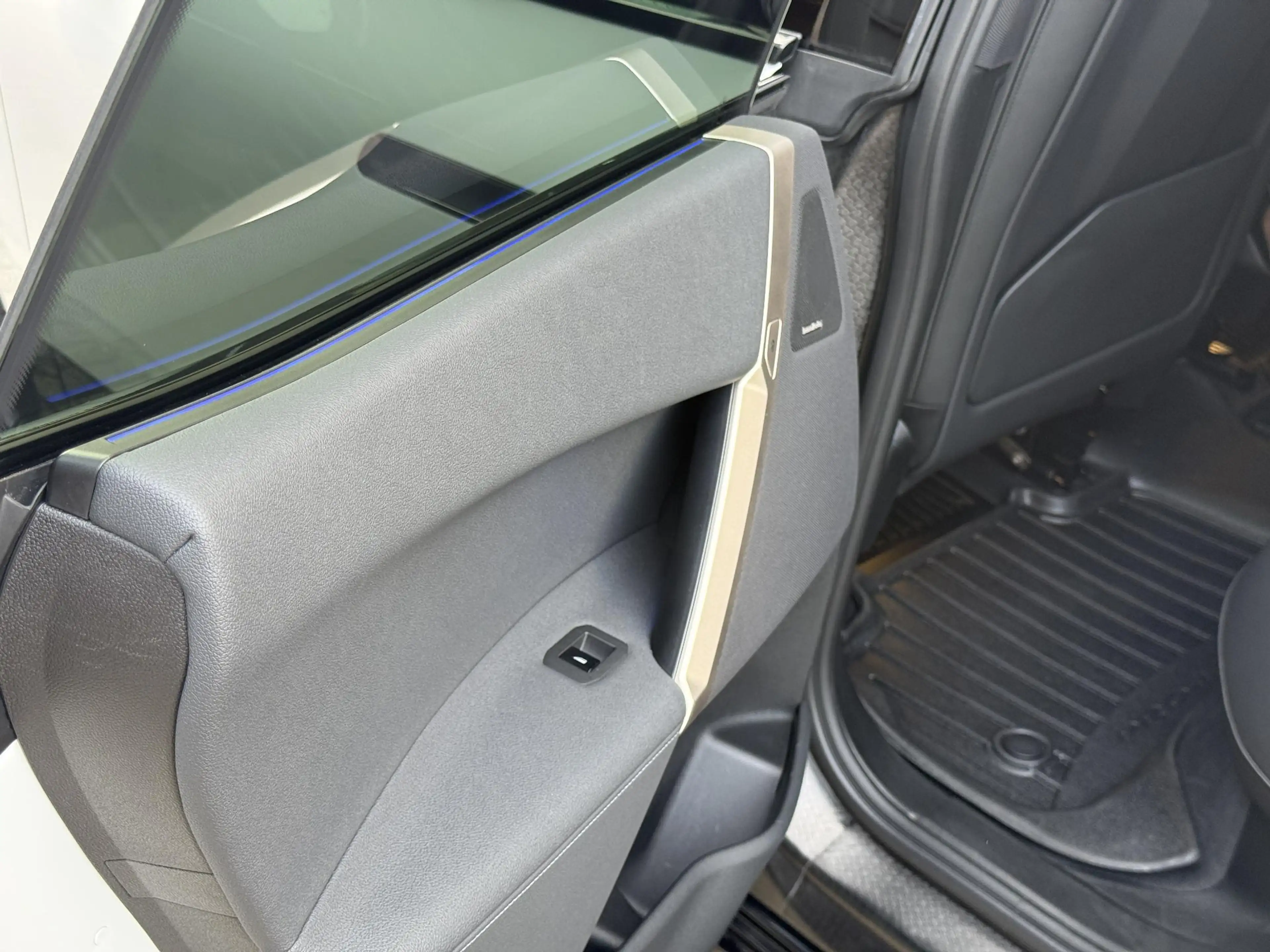 BMW iX xDrive40 Sportpakket 77kWh | SOH 98% | Sky Lounge — photo 35