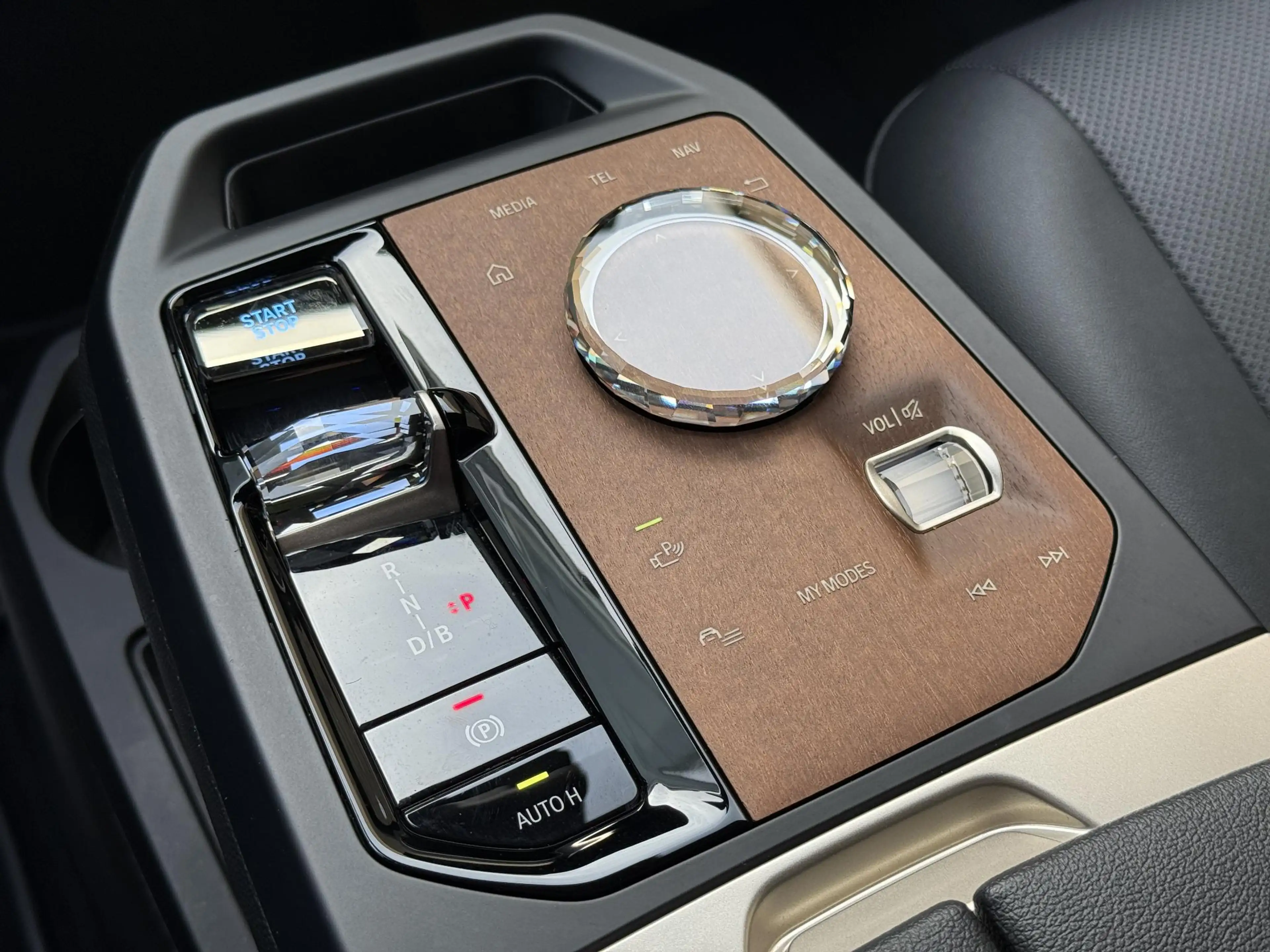 BMW iX xDrive40 Sportpakket 77kWh | SOH 98% | Sky Lounge — photo 27