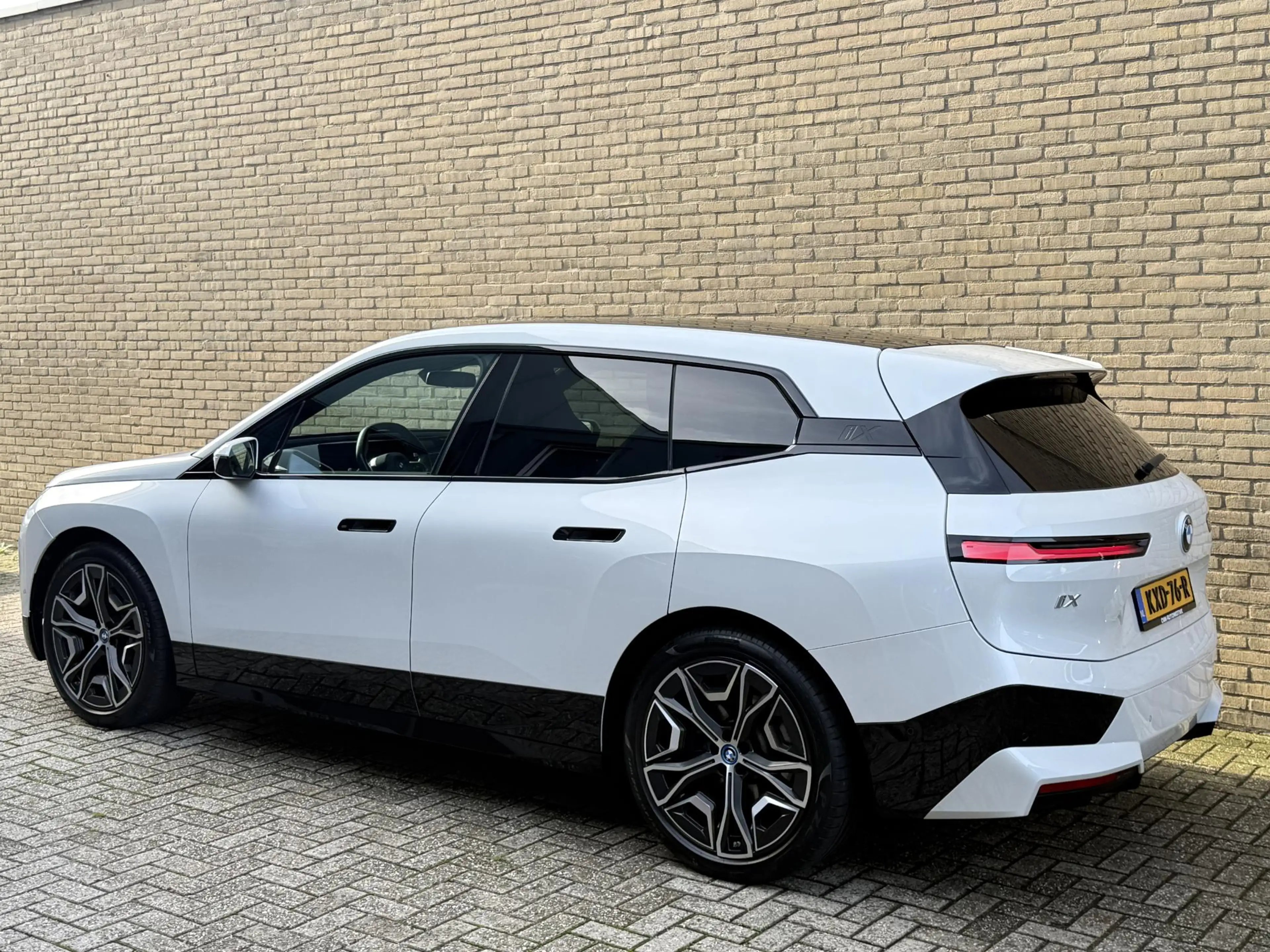 BMW iX xDrive40 Sportpakket 77kWh | SOH 98% | Sky Lounge — photo 2