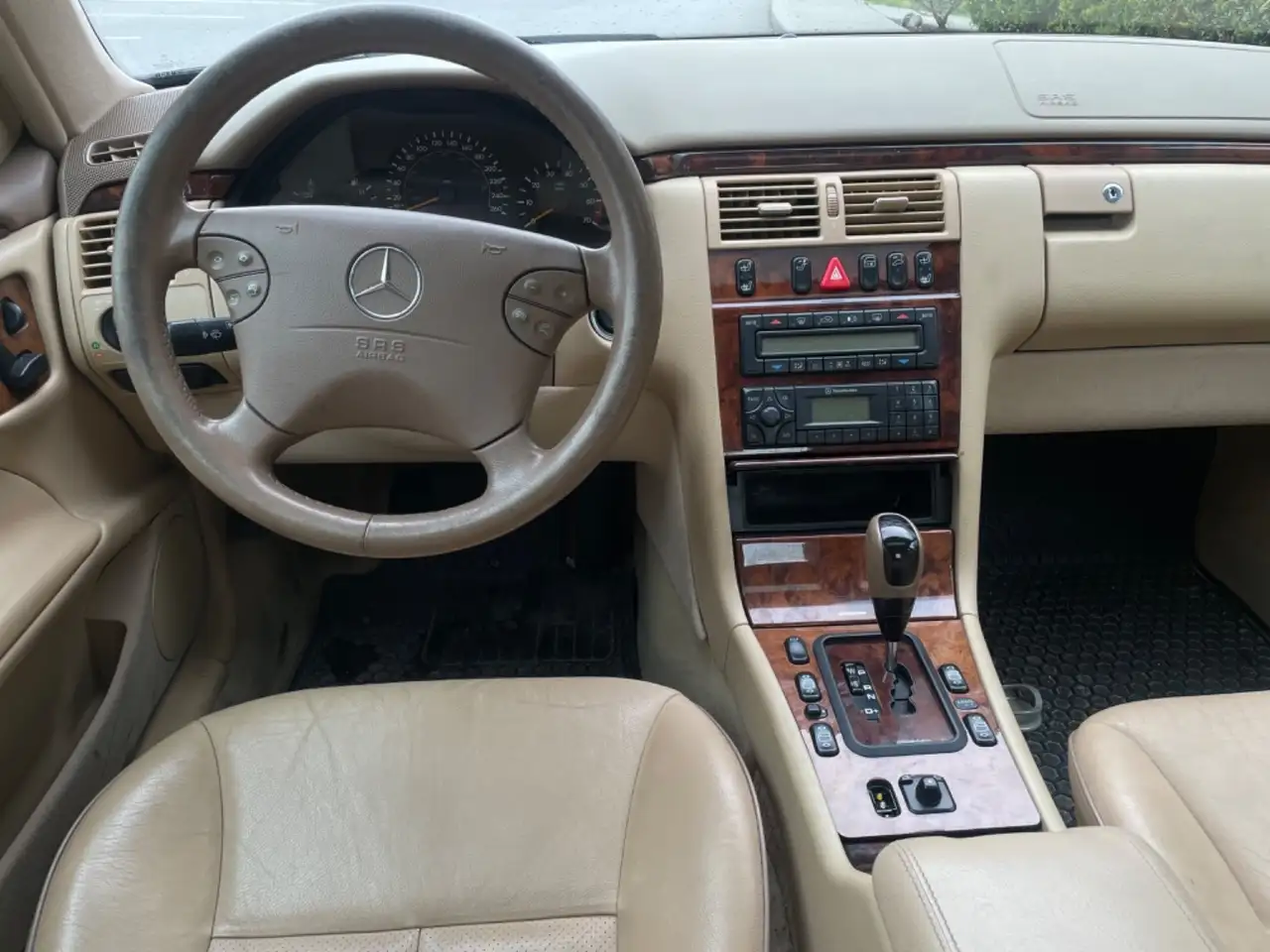 Mercedes-Benz E-Class снимка Mercedes-Benz E-Class